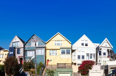 San Francisco, ABD 'de tipik renkli ahşap evler