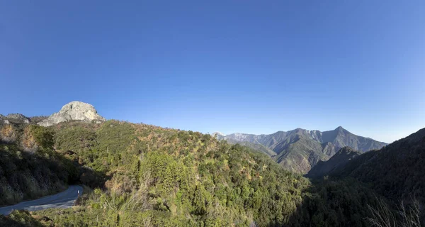 Driving Thru Sequoia Tree National Park View Kaweah Valley Mountains — Stockfoto