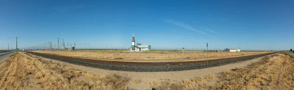 Scenic Landscape Bakersfield Street Fields Industry Little Church Middle Nowhere — Foto de Stock