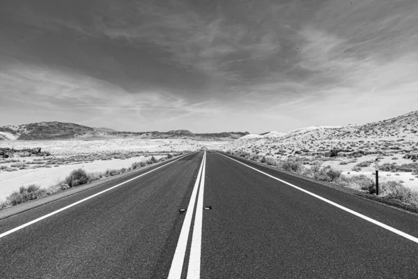 Road Middle Nowhere Passing Desert Usa — Foto de Stock