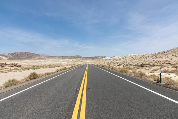 Road Middle Nowhere Passing Desert Usa — Fotografia de Stock