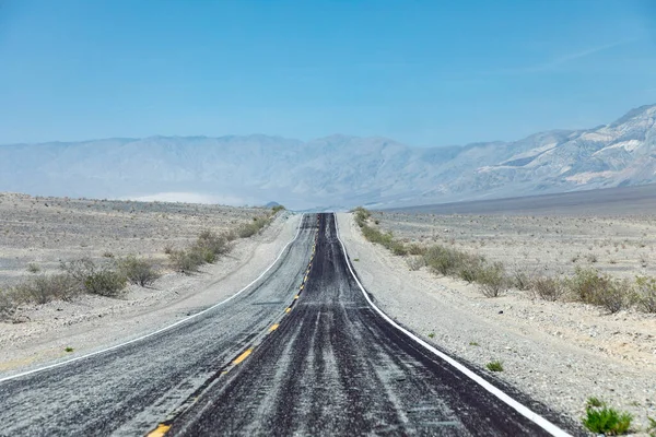 Empty Straight Road Thru Death Valley Yellow Median Usa — стоковое фото