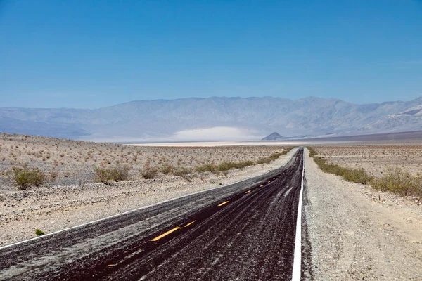 Empty Straight Road Thru Death Valley Yellow Median Usa — стокове фото