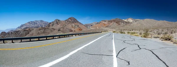 Empty Straight Road Thru Death Valley Yellow Median Usa — Foto de Stock