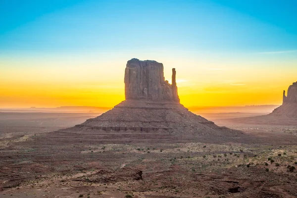 Sunrise West Mitten Butte Monument Valley Utah Usa — Stockfoto