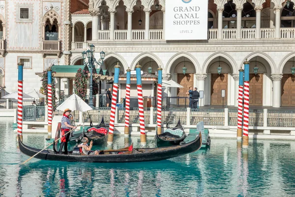 Las Vegas Usa May 2022 Gondola Tourists Venetian Resort Hotel — Stock Photo, Image