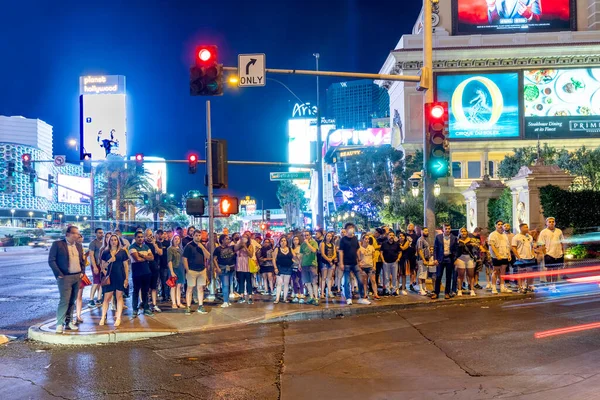 Las Vegas Nevada Usa May 2022 People Crossing Road Strip — Photo