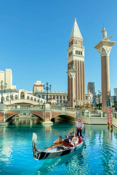 Las Vegas Usa May 2022 People Enjoy Gondola Ride Hotel — Zdjęcie stockowe