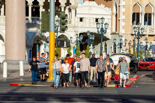 Las Vegas Usa May 2022 People Pedestrian Crossing Wait Green — Photo