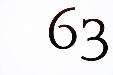 Gri duvarda 63 numaralı ev.