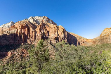Utah, ABD 'deki Zion Ulusal Parkı' ndaki manzaralı dağ manzarası
