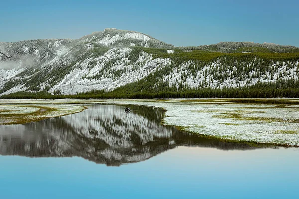 Kışın Batı Girişi Yakınlarındaki Yellowstone Ulusal Parkı Nda Manzaralı Nehir — Stok fotoğraf