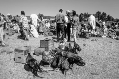 Aksum, Etiyopya - 1 Temmuz 1998: Aksum, Etiyopya Merkezi Pazar insanlar. Ön plan musluklar. İnsanlar son derece yoksul ve orta Pazar Ayrıca ürünler değiştirmek için bir yer.