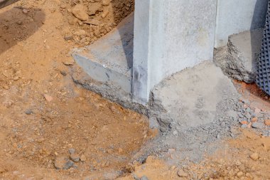 installation of a L-Stone at the concrete bed with contact to the knob wall isolation at a construction site