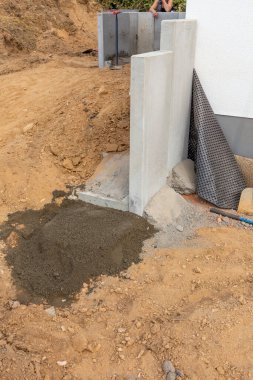 installation of a L-Stone at the concrete bed with contact to the knob wall isolation at a construction site