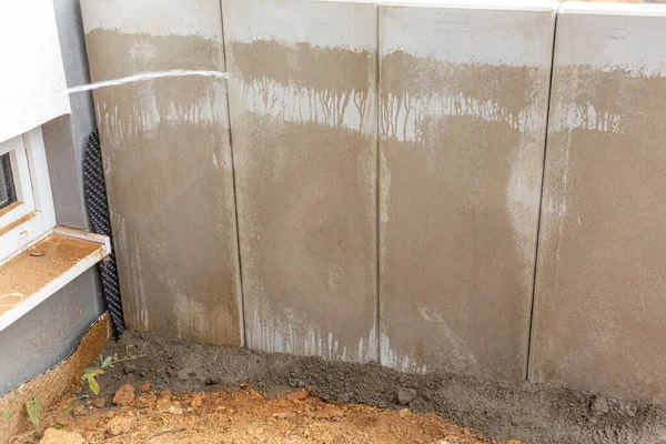 installation of a L-Stone at the concrete bed with contact to the knob wall isolation at a construction site