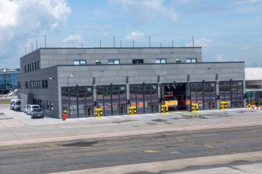 Frankfurt, Almanya - 17 Mayıs 2022: Frankfurt Uluslararası Havaalanı itfaiyesi acil durum alarmına hazır.