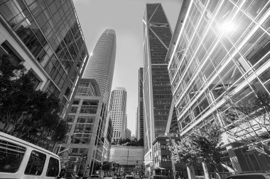 San Francisco, ABD - 19 Mayıs 2022: San Francisco şehir merkezindeki gökdelenin perspektifi.