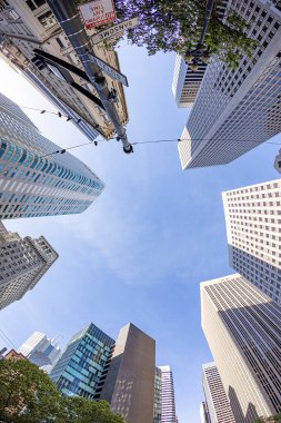 San Francisco, ABD - 20 Mayıs 2022: San Francisco, ABD 'nin finans bölgesindeki gökdelen perspektifi