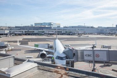 Frankfurt, Almanya - 16 Haziran 2022: Reis Sabah Işığında Frankfurt Havaalanı 1 terminaline bakın.