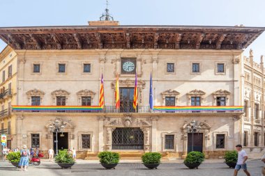 Palma, İspanya - 22 Haziran 2022: Panoramik manzaralı eski Palma kasabasındaki Adalet Sarayı cephesi.