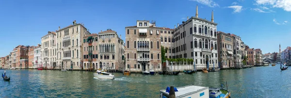 ヴェネツィア イタリア 2021年7月2日 水路で古い宮殿やボートとヴェネツィアの壮大な運河の景色 — ストック写真