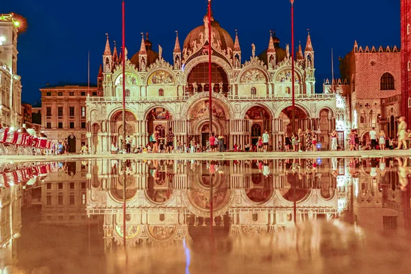 Venedig Italien Juli 2021 Touristen Auf Dem Markusplatz Bei Nacht — Stockfoto