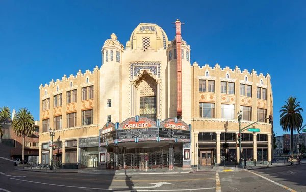 オークランド 5月19 2022 朝の太陽は ダウンタウンオークランドのコンサートホールと元映画館である象徴的なフォックスオークランド劇場に昇る — ストック写真