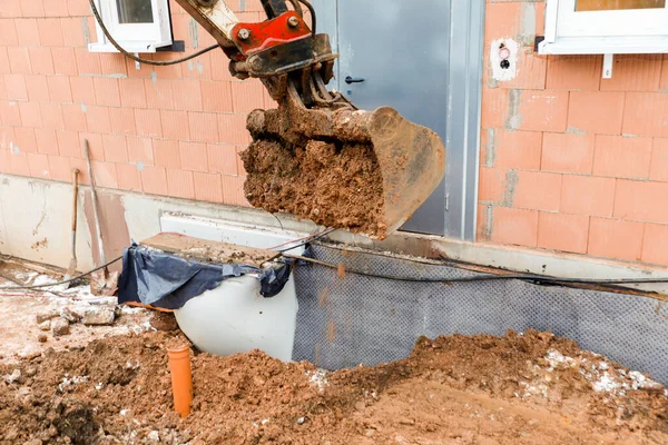 德国建筑工地的起重机用铲子堆满了洞 — 图库照片