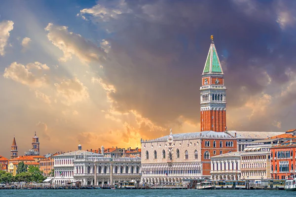 Blick Auf Die Skyline Von Venedig Mit Dem Glockenturm Und — Stockfoto