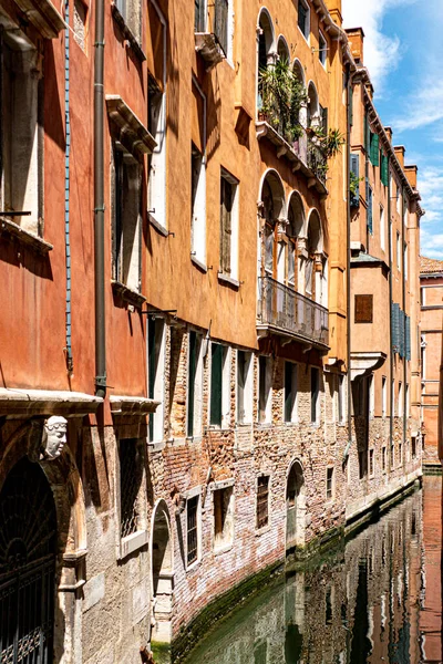 Pohled Malý Kanál Benátkách Itálie — Stock fotografie