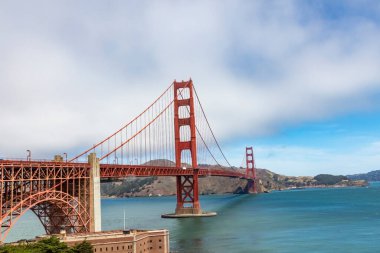 San Francisco manzarası sisli sabah ışığında