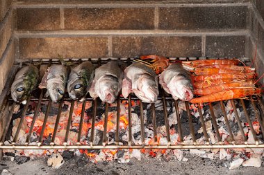 Açık hava fırınında kömürde kızartılmış balıkların ayrıntıları.