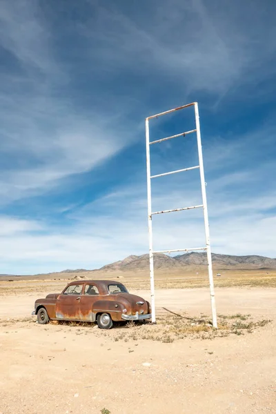 Old Rotten Vintage Car Patrol Station Desert Route 895 Rachel — Stok fotoğraf