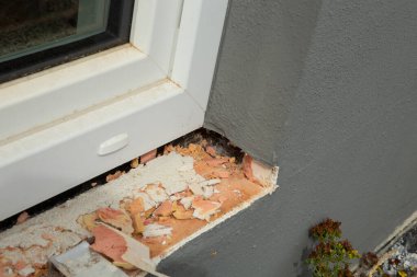 Yeni bir evin pencere pervazı suya karşı izole değil, Almanya