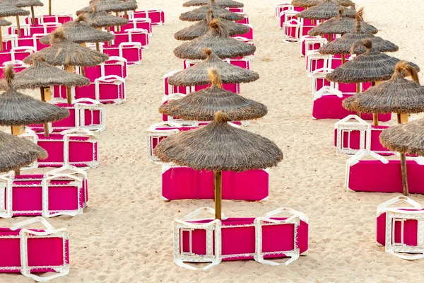 Red Beach Couch Ain Morning Sandy Beach Straw Parasols Waiting — Stock Photo, Image