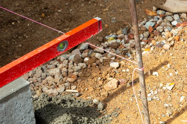 Genaue Messung Mit Wasserwaage Zur Detaillierten Montage Der Bordsteine — Stockfoto