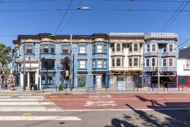 San Francisco, ABD - 6 Haziran 2022: San Francisco şehir merkezindeki kilise sokağındaki tarihi binalara bakın.
