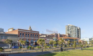 San Francisco, ABD - 6 Haziran 2022: Mareitime Garden 'dan Ghirardelli çikolata fabrikası halka açık park ve dinlenme alanı.