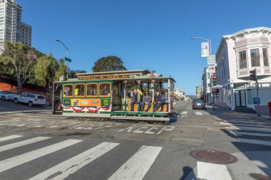 San Francisco, ABD - 6 Haziran 2022: İnsanlar San Francisco, ABD 'de teleferik powell ve Hyde Street sürmekten zevk alır..