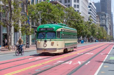 San Francisco, ABD - 7 Haziran 2022: Tarihi F-line Antik PCC tramvayı Market Caddesi 'nden Fisherman' s Wharf and Castro, San Francisco, California CA, ABD.
