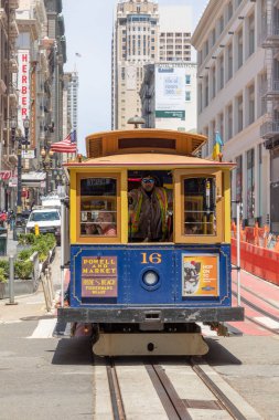 San Francisco, ABD - 7 Haziran 2022: Tarihi Car Powell Hyde Hattı San Francisco şehir merkezindeki Powell Street terminali, Kaliforniya CA, ABD.