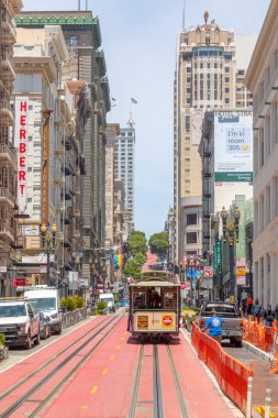San Francisco, ABD - 7 Haziran 2022: Tarihi Car Powell Hyde Hattı San Francisco şehir merkezindeki Powell Street terminali, Kaliforniya CA, ABD.