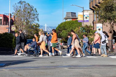 San Francisco, ABD - 7 Haziran 2022: San Francisco, ABD 'de yaya geçidinde insanlar karşıdan karşıya geçiyor.