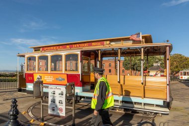San Francisco, ABD - 7 Haziran 2022: Tarihi Cable Car Powell Hyde Line, ABD 'nin Kaliforniya eyaletinin merkezindeki Market Street' teki Powell Street terminalinde..
