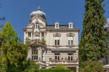 Wiesbaden, Almanya - 2 Eylül 2022: Wiesbaden, Almanya 'da Taunus Caddesi' ndeki eski villa. Villa 19. yüzyıla dayanıyor ve üst sınıf sakinleri tarafından inşa edilmiş..