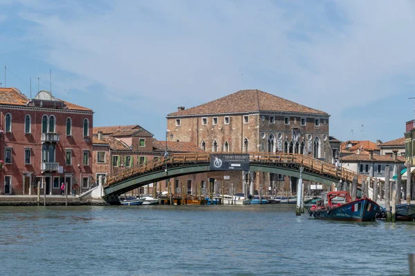 이탈리아 베니스 2021 이탈리아 베네치아의 전통적 제조소인 무라노에 운하로 들어가다 — 스톡 사진
