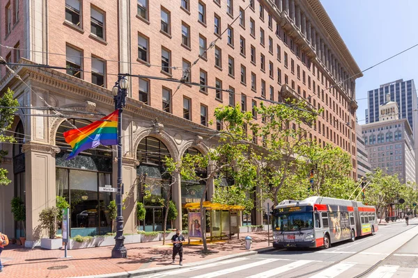 サンフランシスコ 6月6 2022 古い歴史的な提灯でなびくゲイの人々のための虹の旗を持つカリフォルニア州サンフランシスコのダウンタウンの市場ストリートの人々 — ストック写真