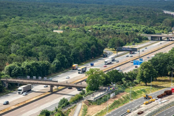 フランクフルト ドイツ 2022年6月9日 森林と無制限の速度でフランクフルトの高速道路A3の航空ビュー — ストック写真