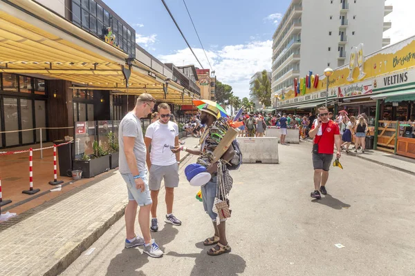 パルマ マリョルカ スペイン 2022年6月22日 色の男がSchinkenstrasseでサングラスや楽しい記事を販売しています Engl バラーマンのハムストリート Engl 観光客にパルマで楽しい男 — ストック写真